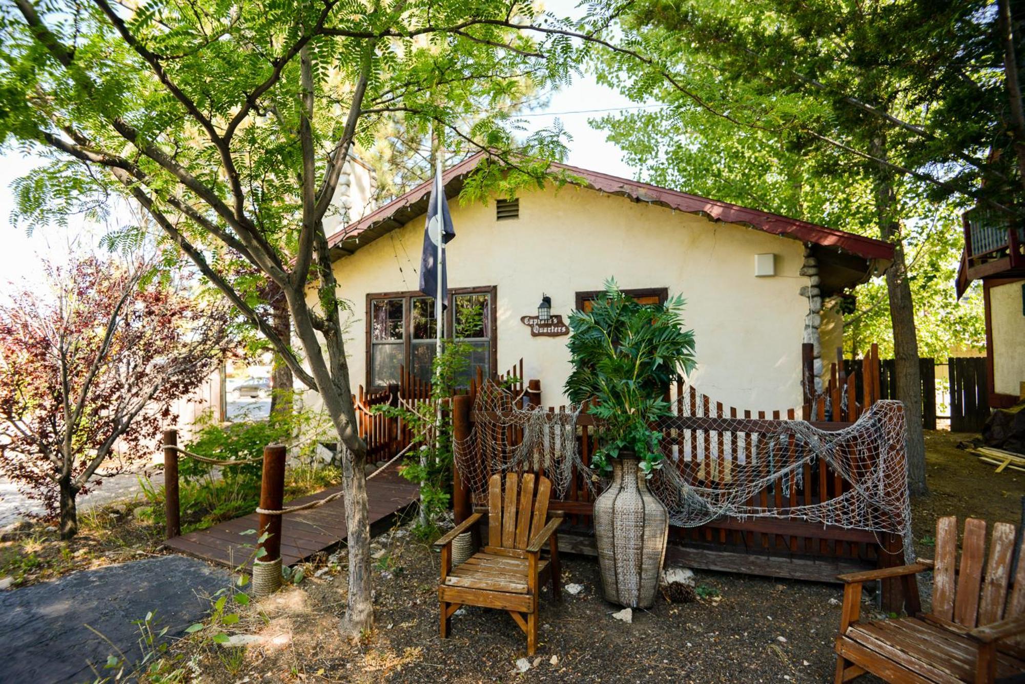 城堡木质主题小屋 - 仅限夫妇 大熊湖 外观 照片