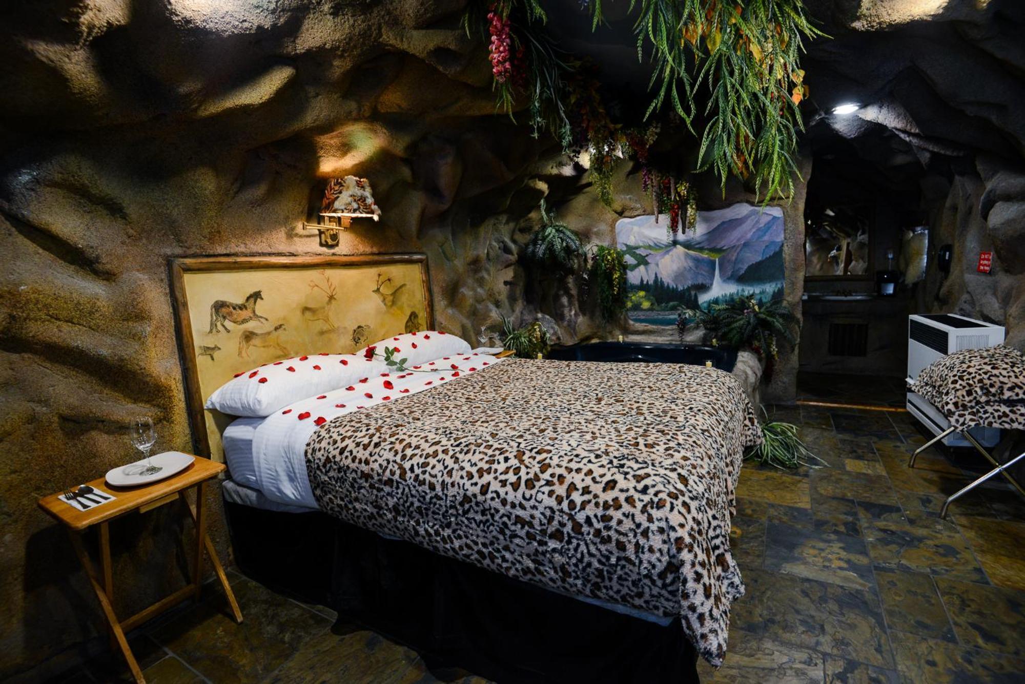 城堡木质主题小屋 - 仅限夫妇 大熊湖 外观 照片