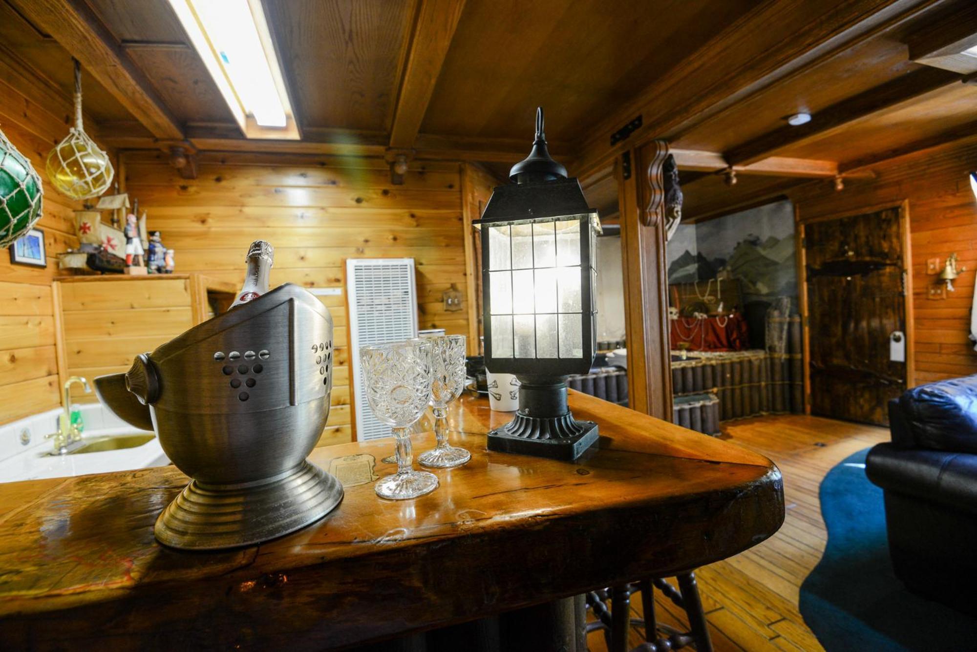 城堡木质主题小屋 - 仅限夫妇 大熊湖 外观 照片