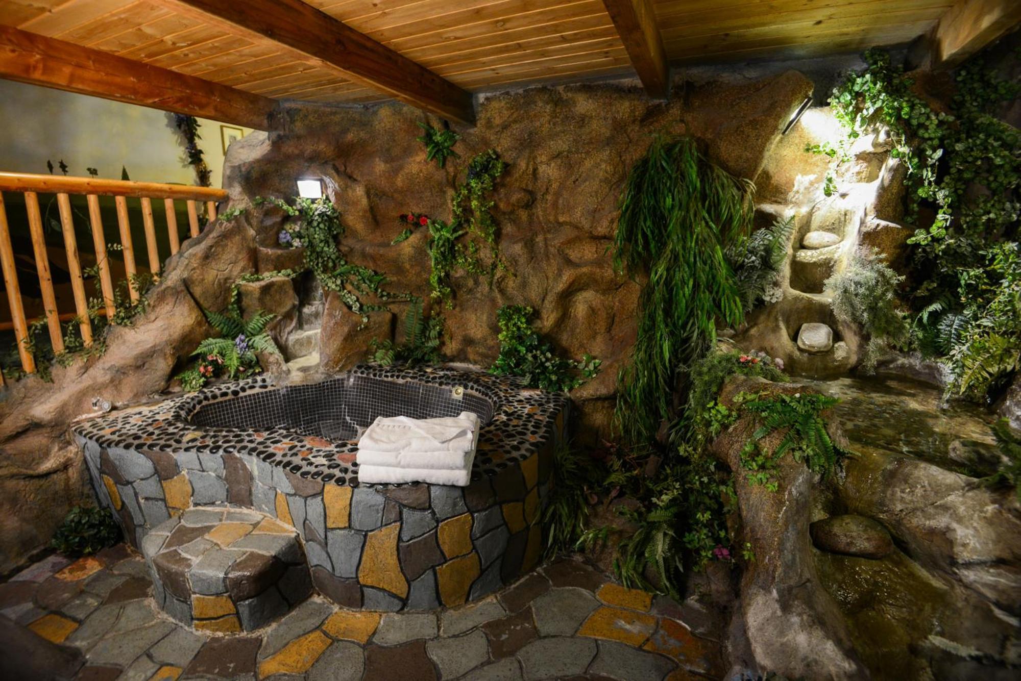 城堡木质主题小屋 - 仅限夫妇 大熊湖 外观 照片